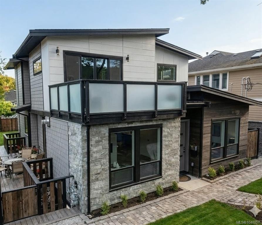 Fourth View of 909 Bank St, Victoria, BC, V8S 4B1