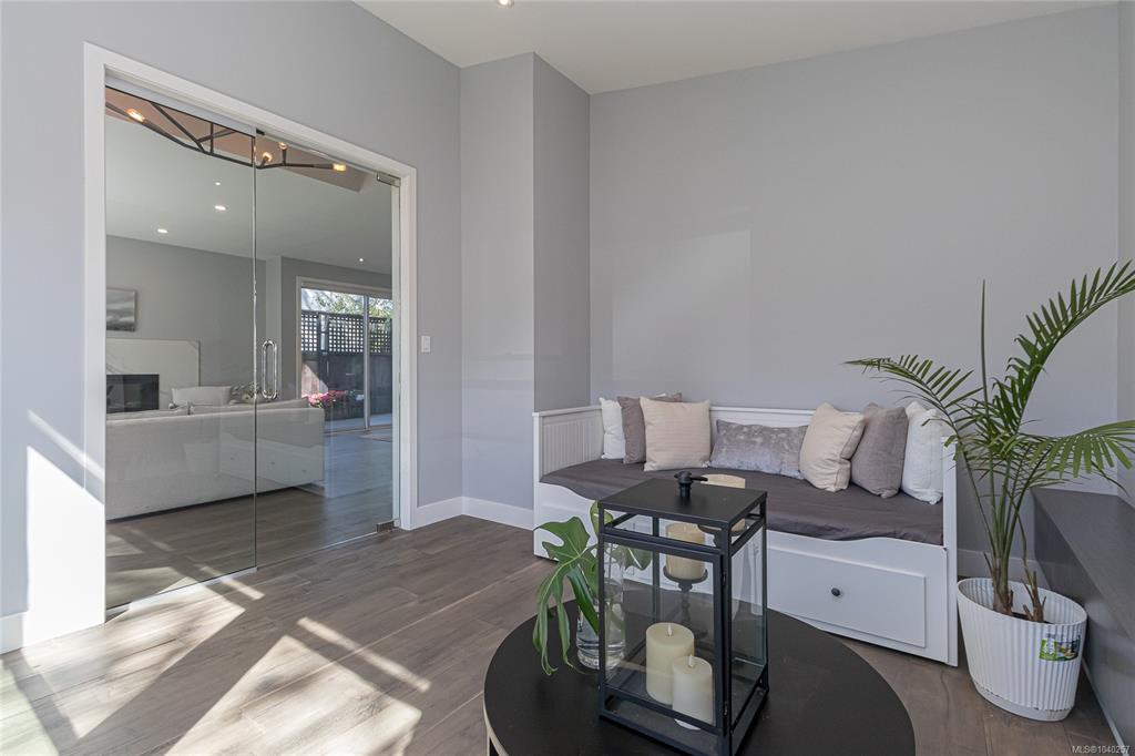 Fifth View of 909 Bank St, Victoria, BC, V8S 4B1