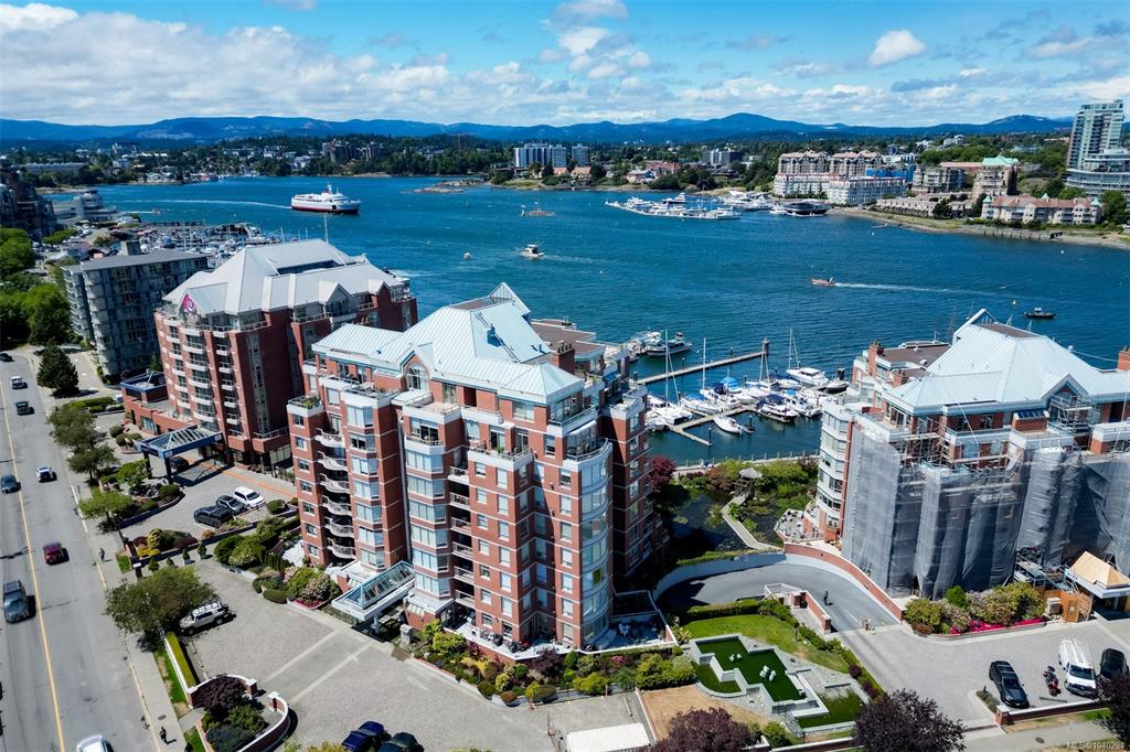 Third View of 630 Montreal St, Victoria, BC, V8V 4Y2