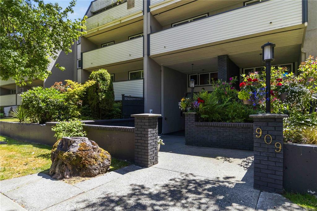 Second View of 909 Pembroke St, Victoria, BC, V8T 4Z5