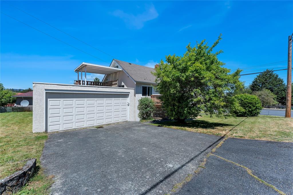 Fifth View of 201 Burnside Rd, Saanich, BC, V9A 1C4