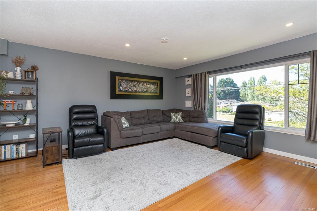 Fifth View of 4067 Cedar Hill Cross Rd, Saanich, BC, V8X 2J2