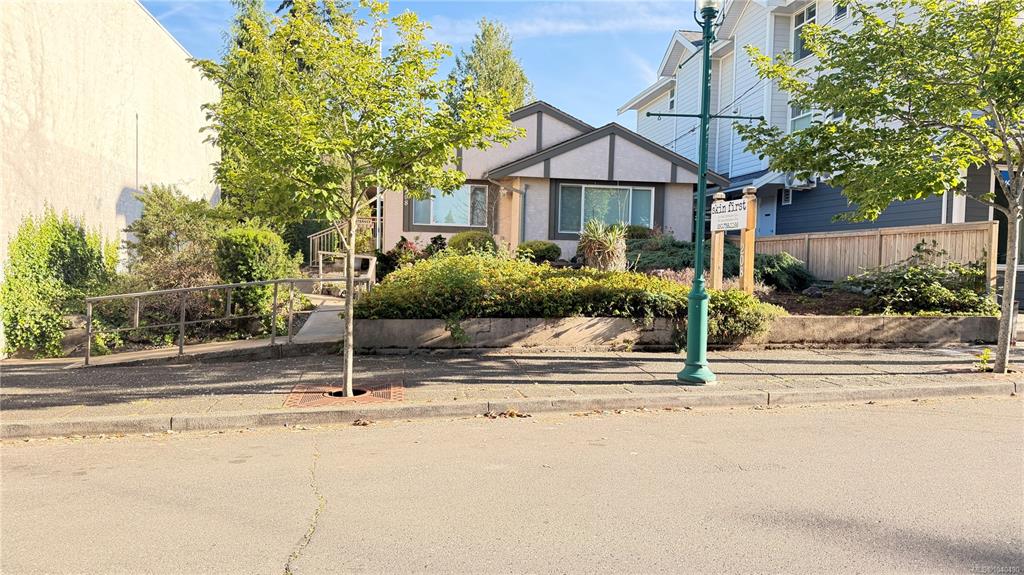 Fourth View of 208 First Ave W, Qualicum Beach, BC, V9K 2P7