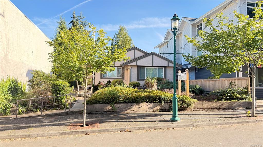 Fifth View of 208 First Ave W, Qualicum Beach, BC, V9K 2P7