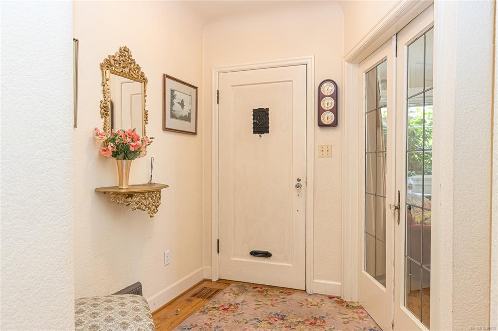 Fifth View of 350 Foul Bay Rd, Victoria, BC, V8S 4G7