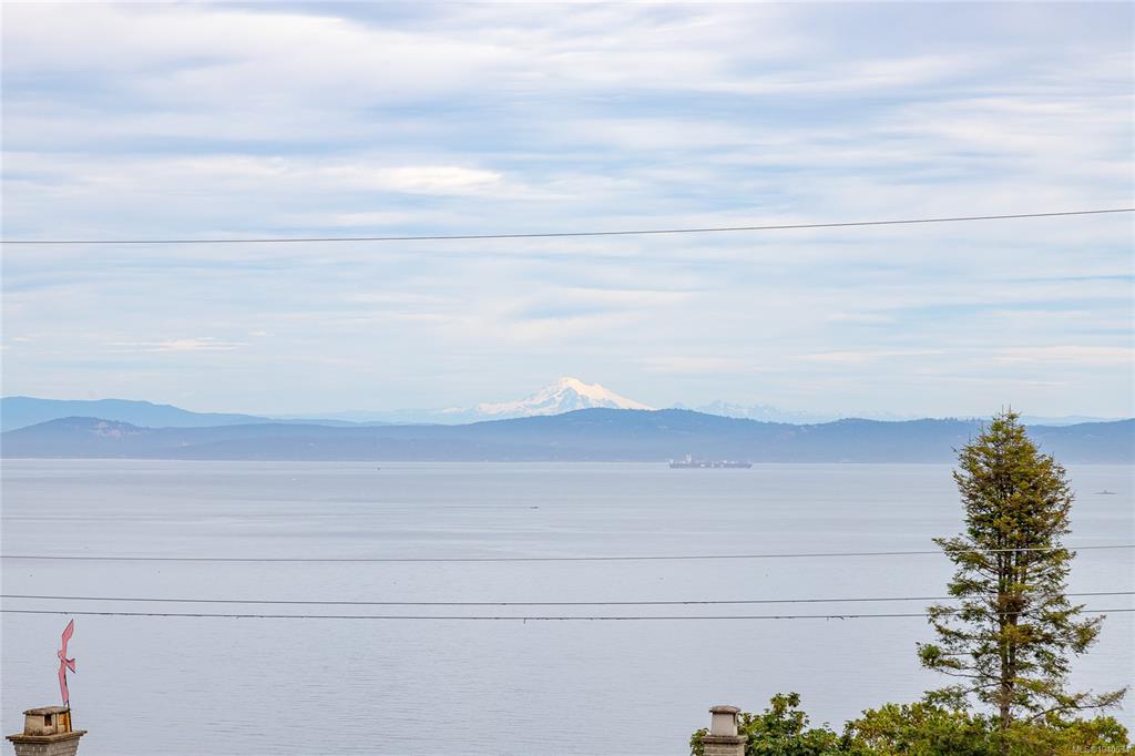 Second View of 922 Claremont Ave, Saanich, BC, V8Z 2G4