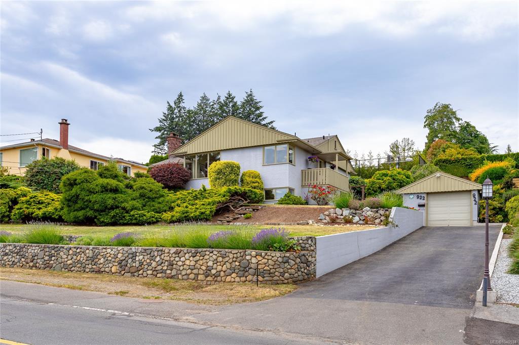 Third View of 922 Claremont Ave, Saanich, BC, V8Z 2G4