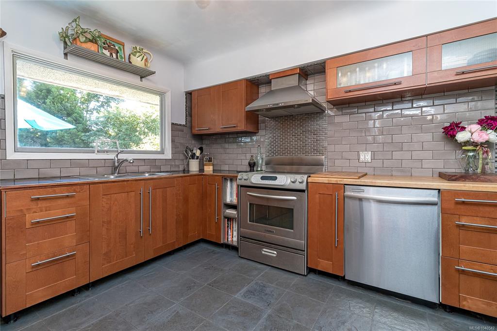 Fifth View of 2945 Dysart Rd, Saanich, BC, V8Z 5P2