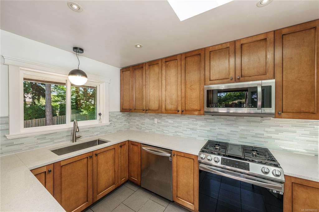 Fourth View of 1299 Camrose Cres, Saanich, BC, V8P 1N6