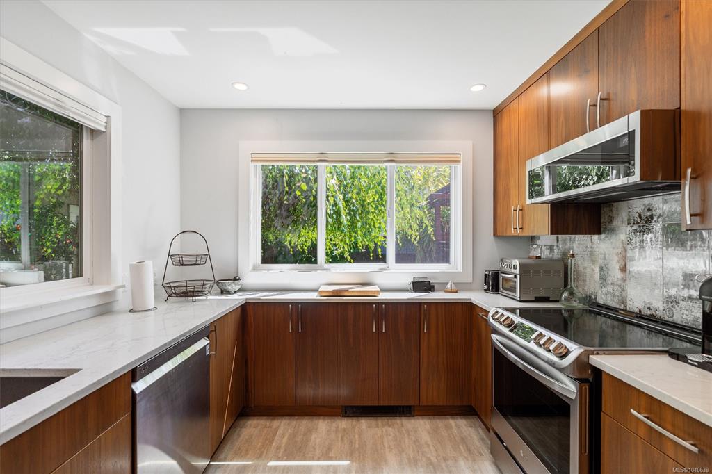 Fourth View of 2577 Empire St, Victoria, BC, V8T 3M5