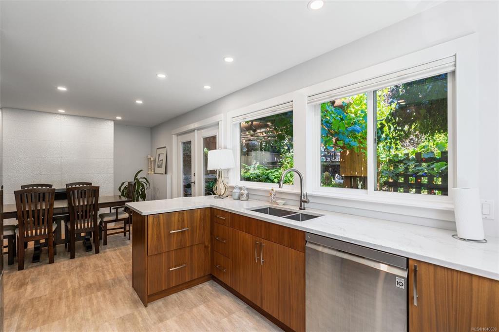 Fifth View of 2577 Empire St, Victoria, BC, V8T 3M5