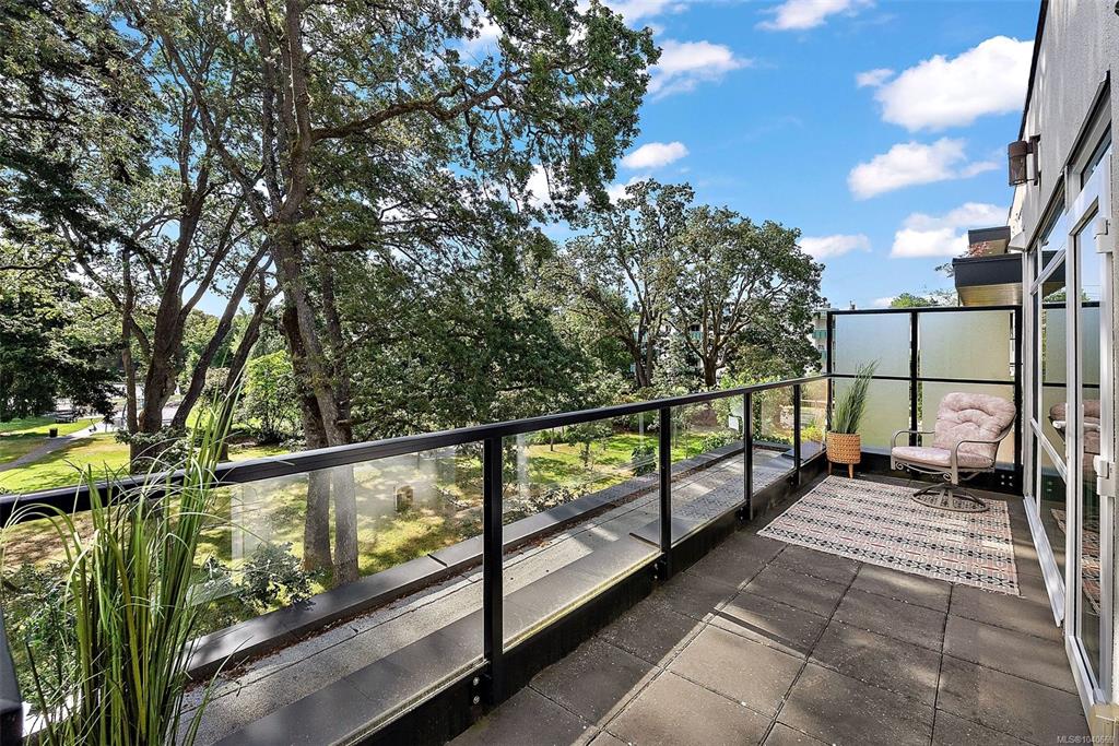 Second View of 1531 Elford St, On The Park, Victoria, BC, V8R 3X9