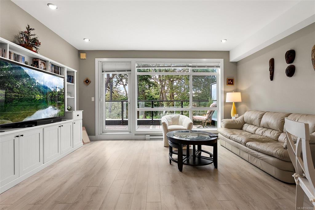 Third View of 1531 Elford St, On The Park, Victoria, BC, V8R 3X9