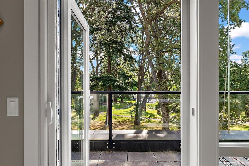 Fifth View of 1531 Elford St, On The Park, Victoria, BC, V8R 3X9