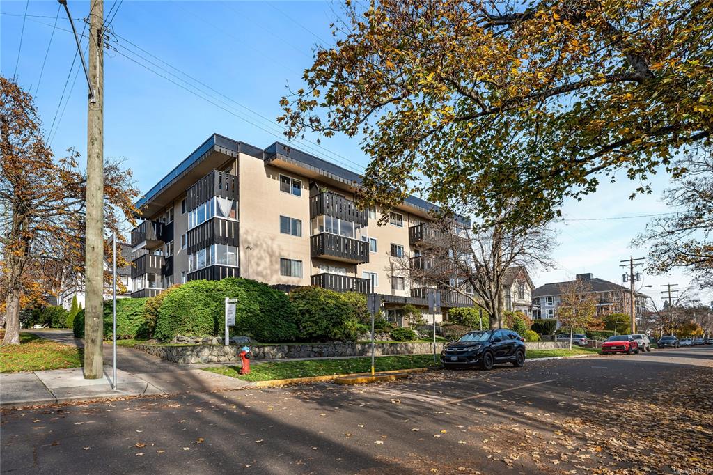Third View of 1000 Mcclure St, Watson Manor, Victoria, BC, V8V 3E9
