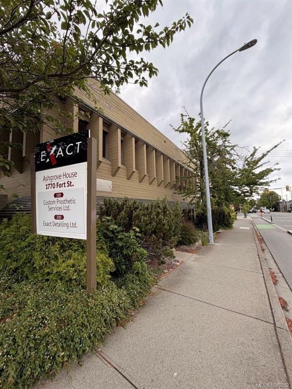 Third View of 1770 Fort St, Victoria, BC, V8R 1J5