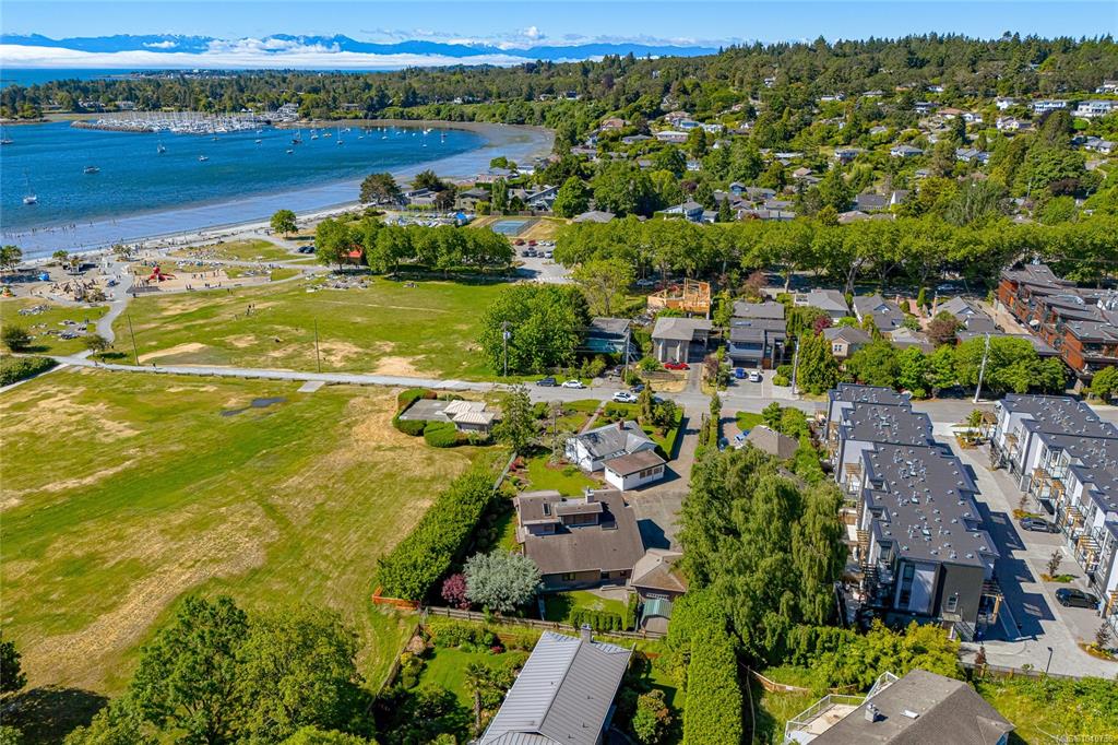 Fifth View of 2604 Penrhyn St, Saanich, BC, V8N 1G3