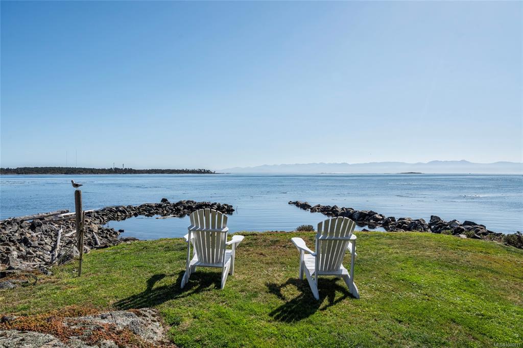Fifth View of 3045 Mcanally Rd, Saanich, BC, V8N 1T3