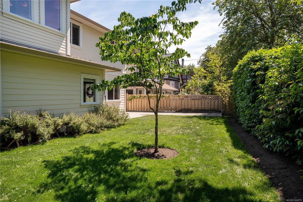 Third View of 1833 Chestnut St, Victoria, BC, V8R 4N6