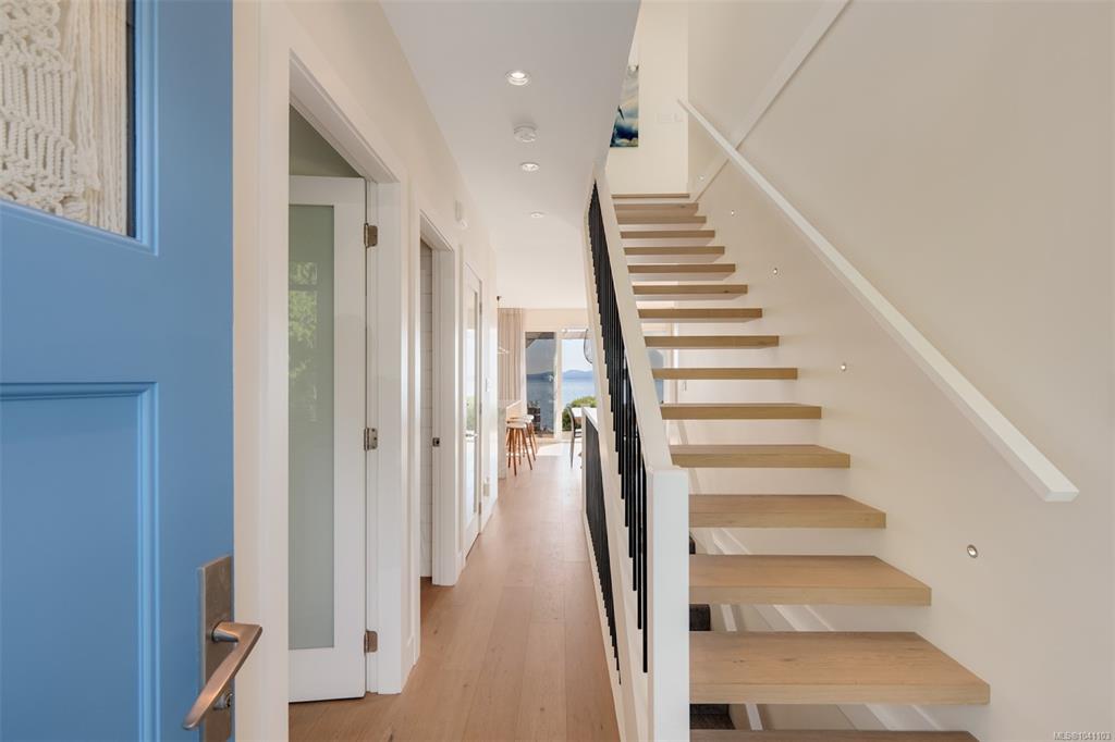 Fourth View of 5097 Cordova Bay Rd, Saanich, BC, V8Y 2K1