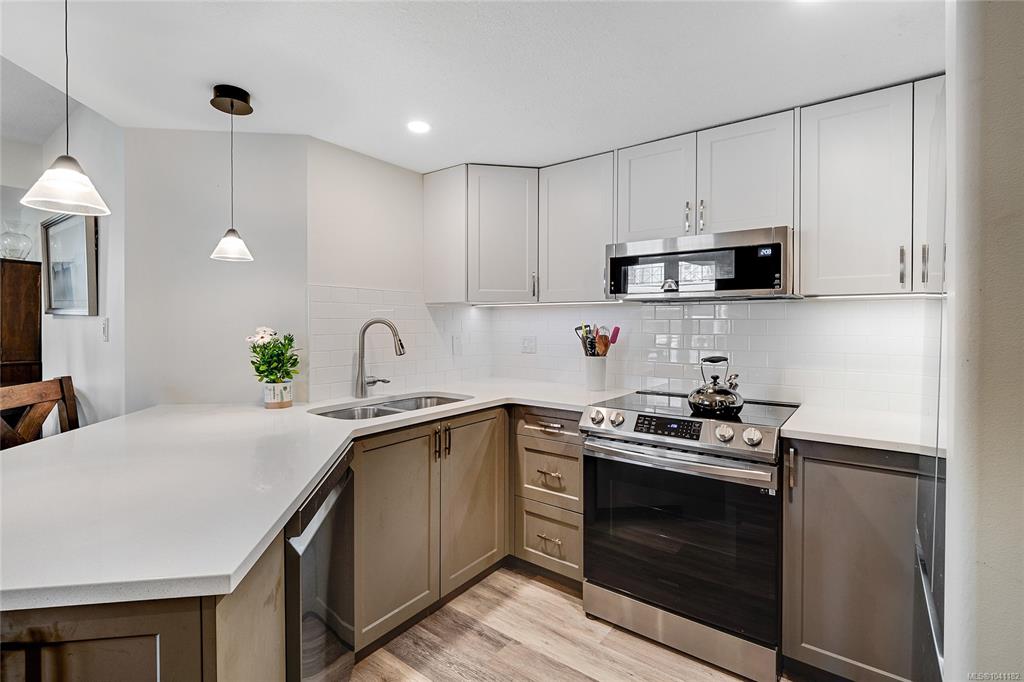 Third View of 930 Yates St, The Manhattan, Victoria, BC, V8V 4Z3