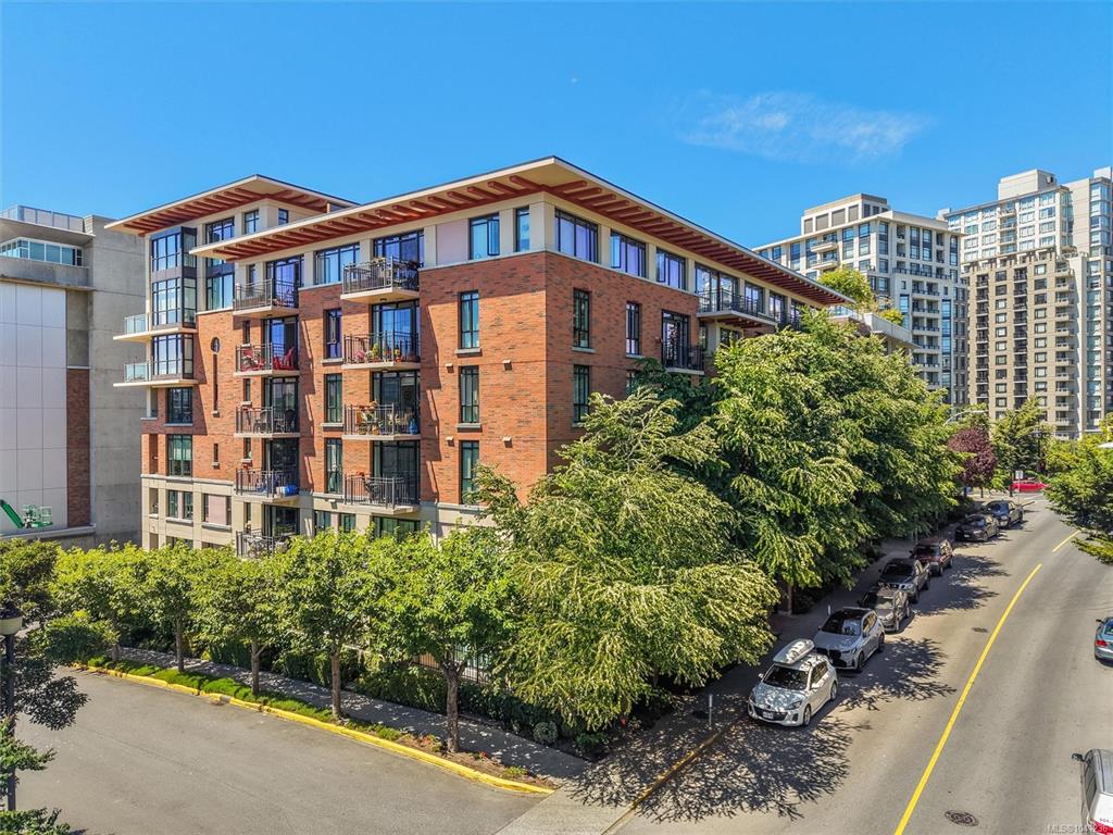 Third View of 827 Fairfield Rd, The City Place, Victoria, BC, V8V 5B2