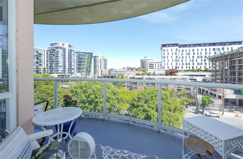 Third View of 1020 View St, Regents Park, Victoria, BC, V8V 4Y4