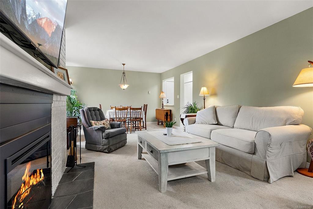 Fifth View of 2286 Henry Ave, Sidney, BC, V8L 2B2