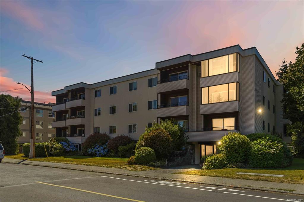 Third View of 1571 Mortimer St, Saanich, BC, V8P 3A7