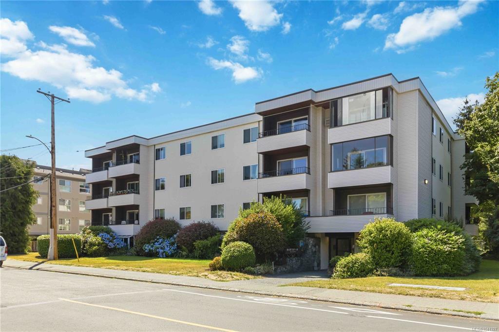 Fourth View of 1571 Mortimer St, Saanich, BC, V8P 3A7