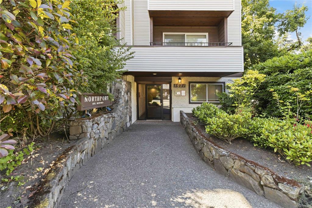 Fifth View of 1571 Mortimer St, Saanich, BC, V8P 3A7
