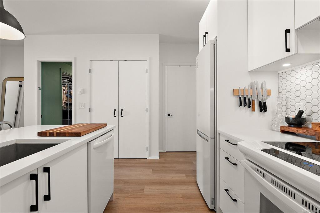 Fifth View of 2348 Beacon Ave, The Alouette, Sidney, BC, V8L 1X3
