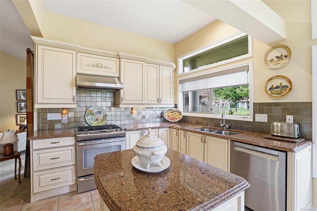 Fifth View of 817 Lakes Blvd, St. Andrews Lane, French Creek, BC, V9P 2P8