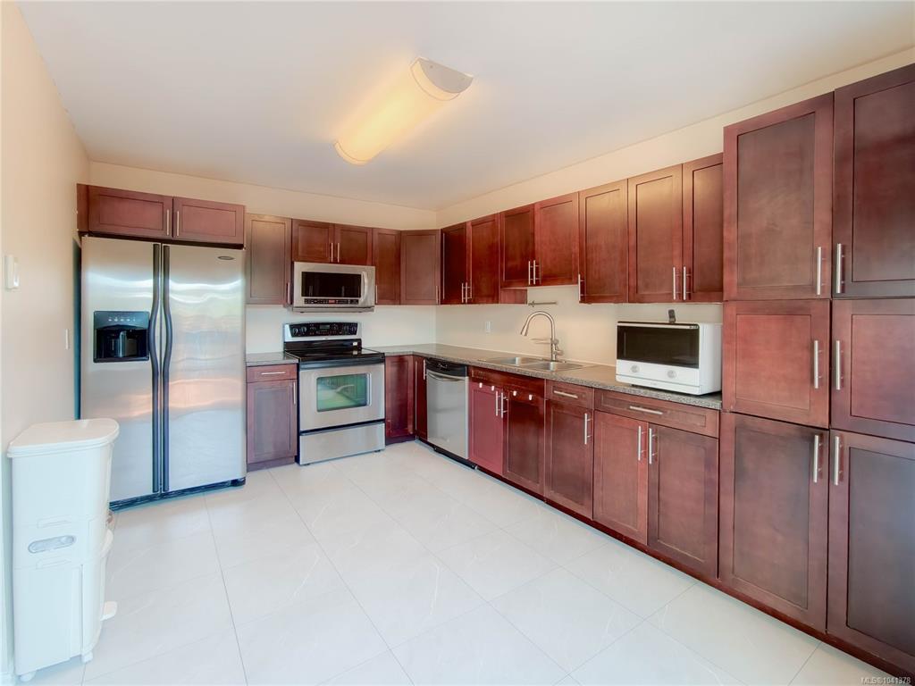 Third View of 3060 Harriet Rd, Saanich, BC, V9A 1T5