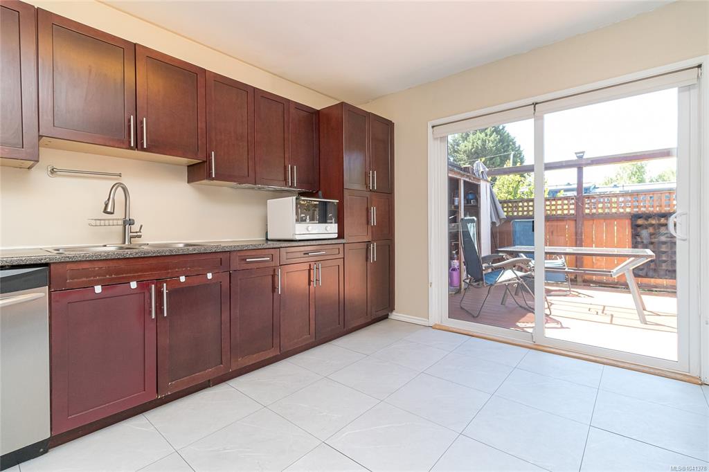 Fifth View of 3060 Harriet Rd, Saanich, BC, V9A 1T5