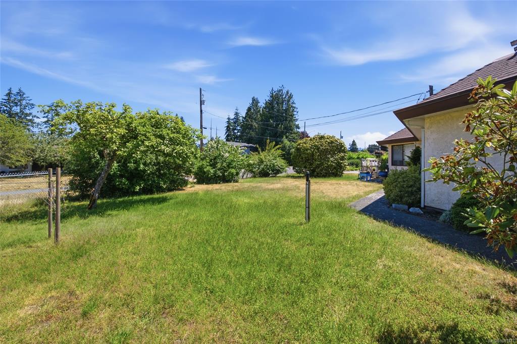 Third View of 215 Evergreen St, Parksville, BC, V9P 0A8