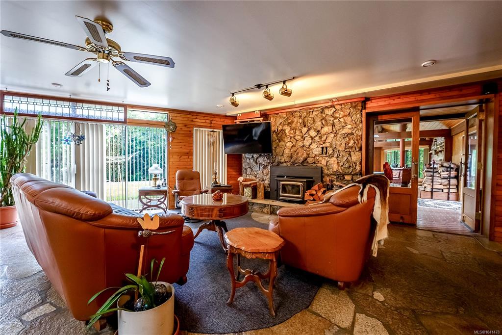 Third View of 1698 Millstream Rd, Highlands, BC, V9B 6E7