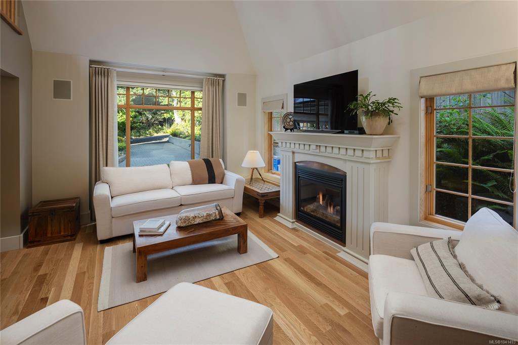 Fifth View of 586 Island Rd, Oak Bay, BC, V8S 2T6
