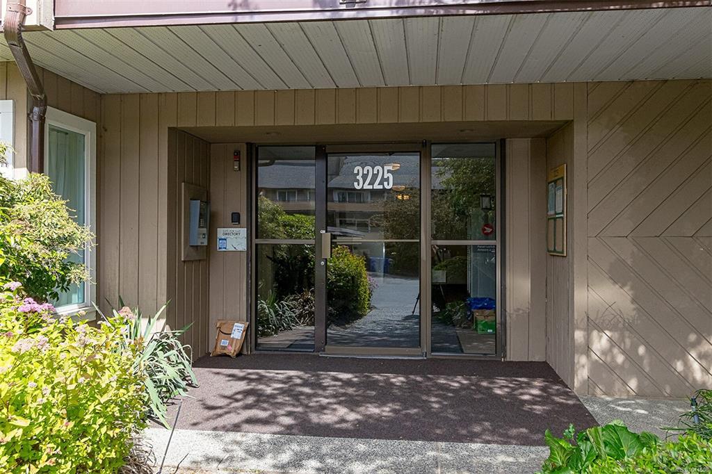 Third View of 3225 Alder St, Victoria, BC, V8X 1P3