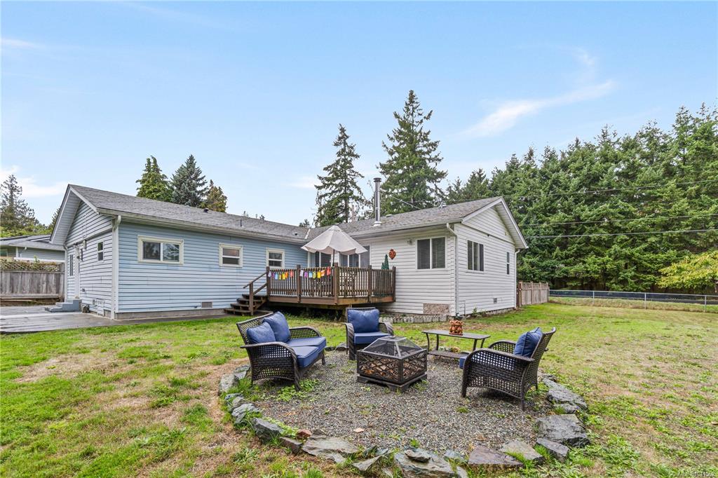 Third View of 450 Aurora St, Parksville, BC, V9P 1L3
