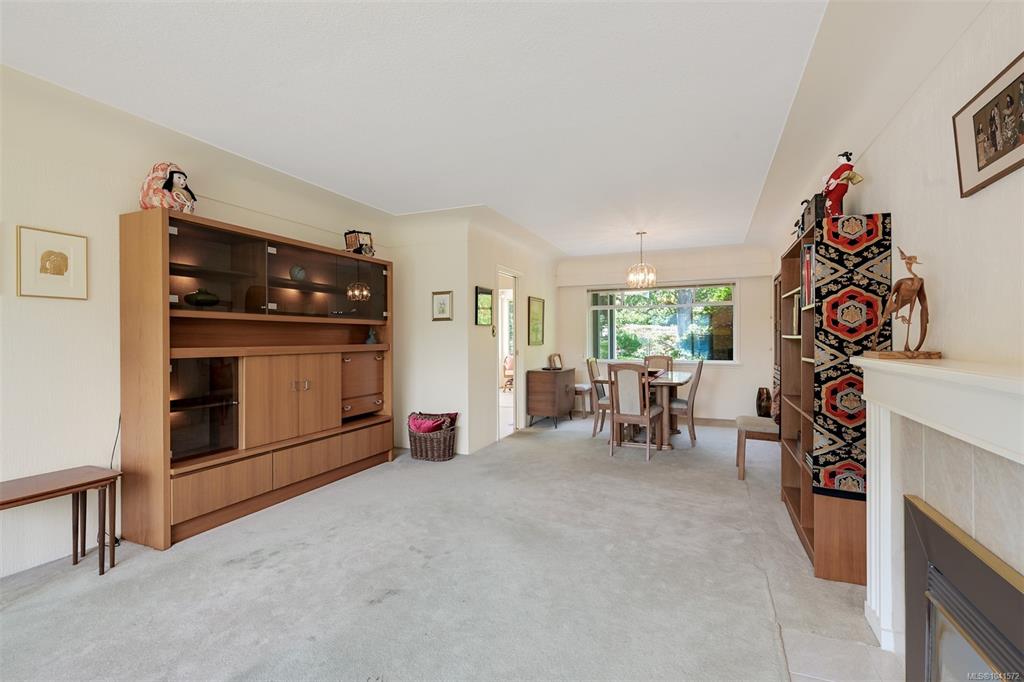 Fifth View of 930 Runnymede Pl, Oak Bay, BC, V8S 2V9