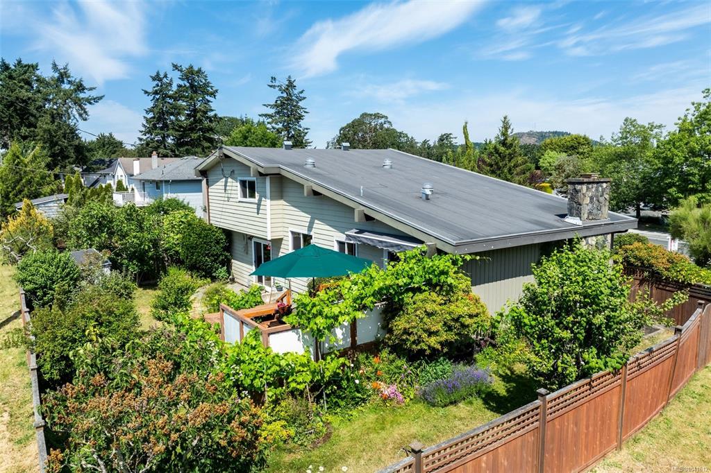 Third View of 4070 Larchwood Dr, Saanich, BC, V8N 6H7