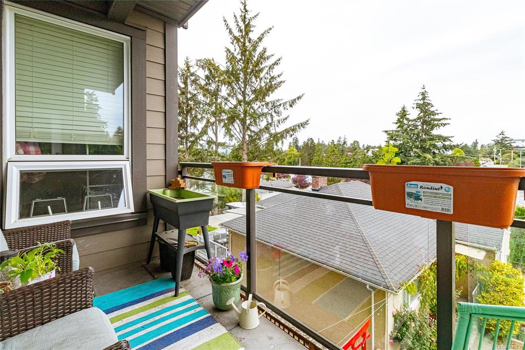Third View of 1008 Tillicum Rd, Esquimalt, BC, V9A 1Z8
