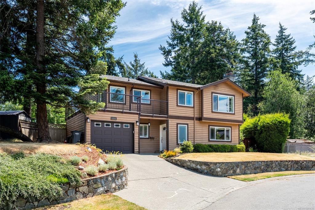 Third View of 4255 Moorpark Pl, Saanich, BC, V8Z 6N9