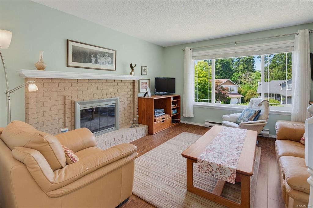 Fifth View of 4255 Moorpark Pl, Saanich, BC, V8Z 6N9