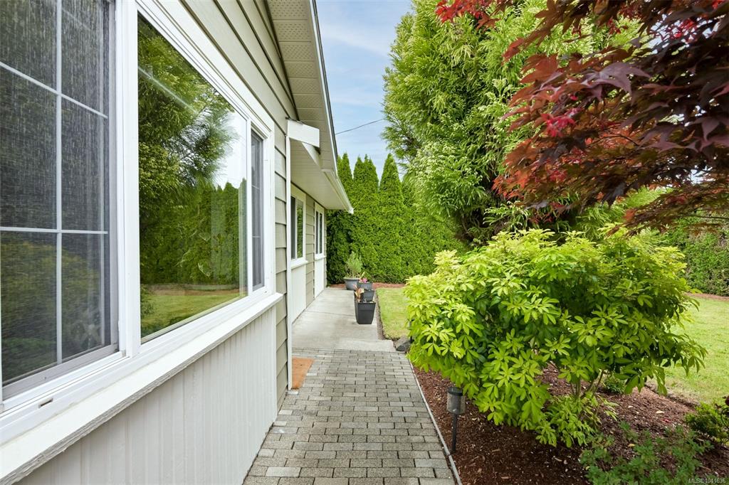 Fifth View of 7662 Wallace Dr, Central Saanich, BC, V8M 1N5