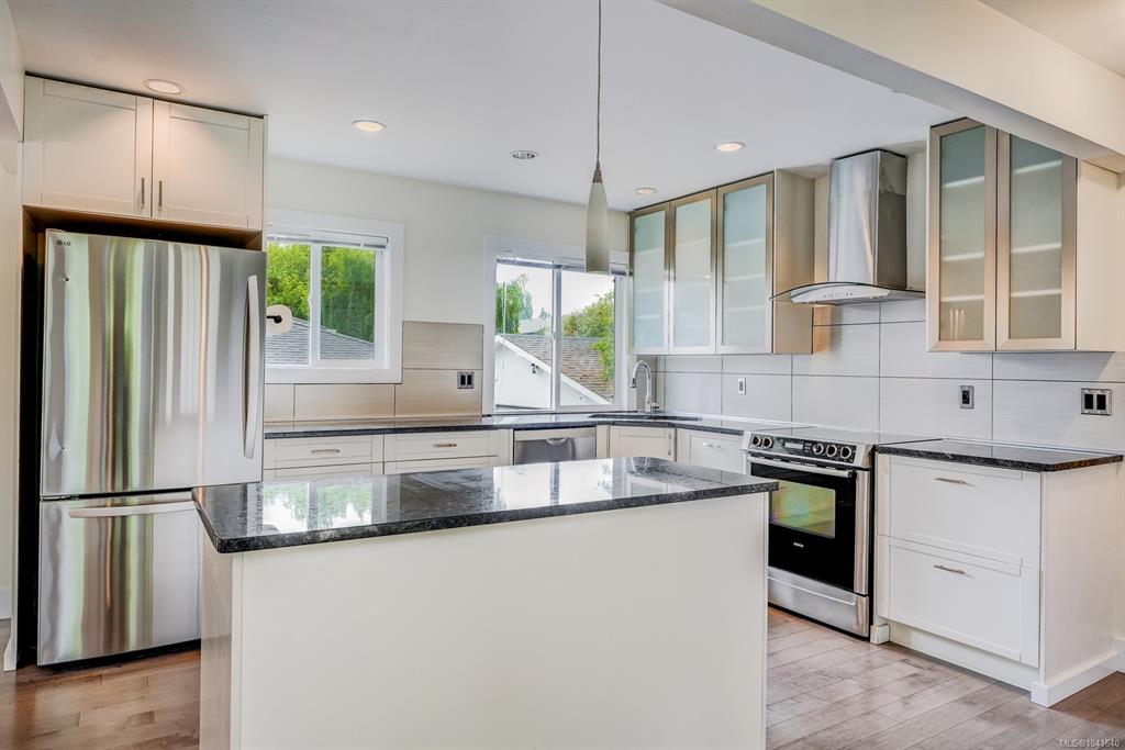 Fourth View of 1534 Edgemont Rd, Saanich, BC, V8N 4P9