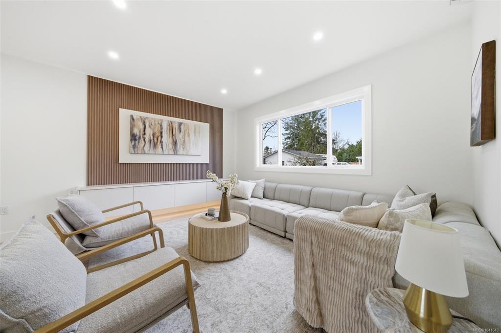 Third View of 621 Broadway St, Saanich, BC, V8Z 2G5