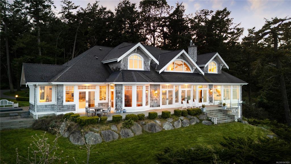 Fourth View of 2600 Queenswood Dr, Saanich, BC, V8N 1X5