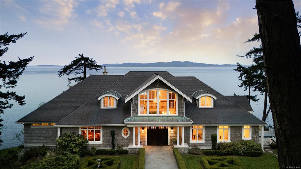 Fifth View of 2600 Queenswood Dr, Saanich, BC, V8N 1X5